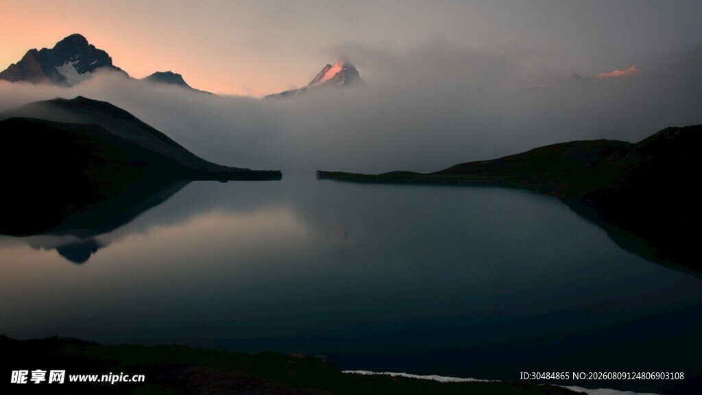 山间湖泊的静谧黄昏景色