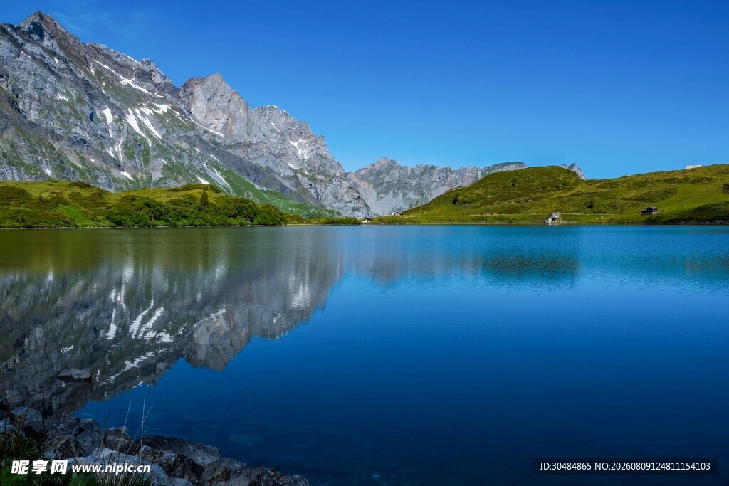 宁静高山湖泊绝美风光