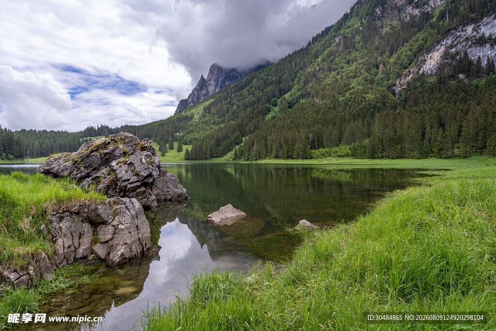 山间湖畔的自然景致