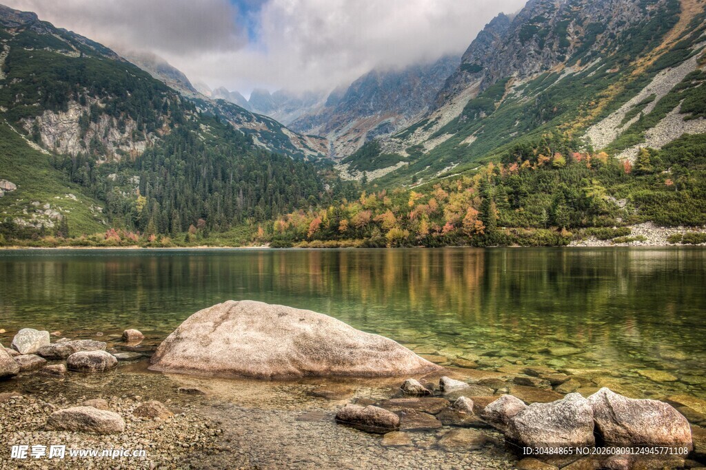 山间清湖自然静谧之景