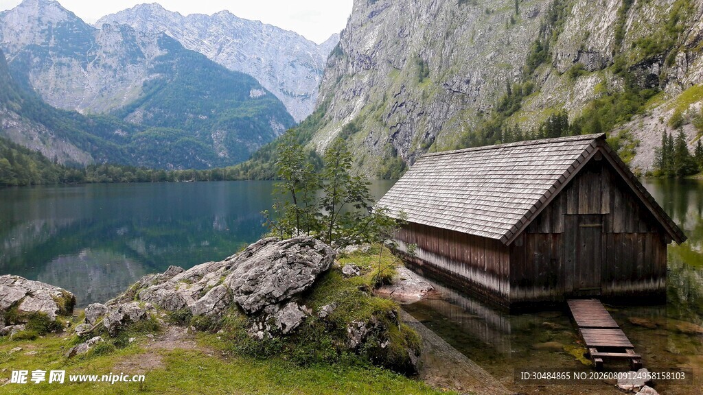 湖畔木屋山间静谧美景
