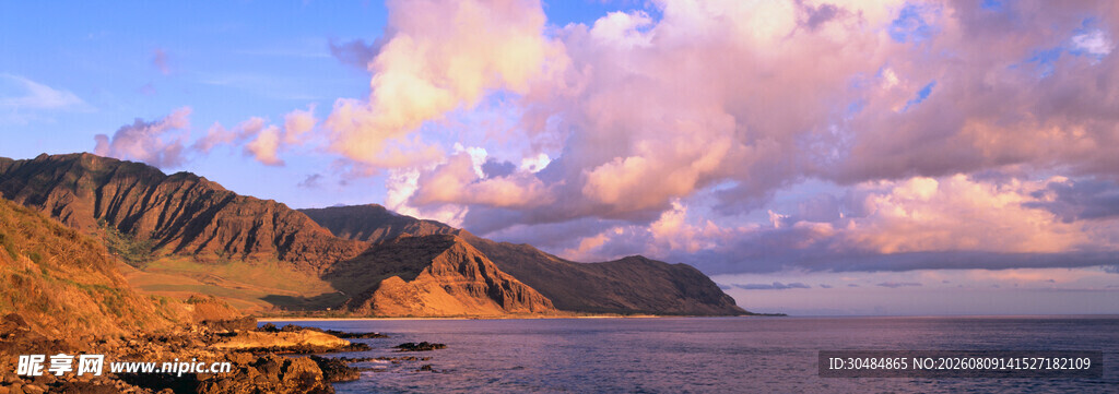 海边壮丽晚霞与山峦美景