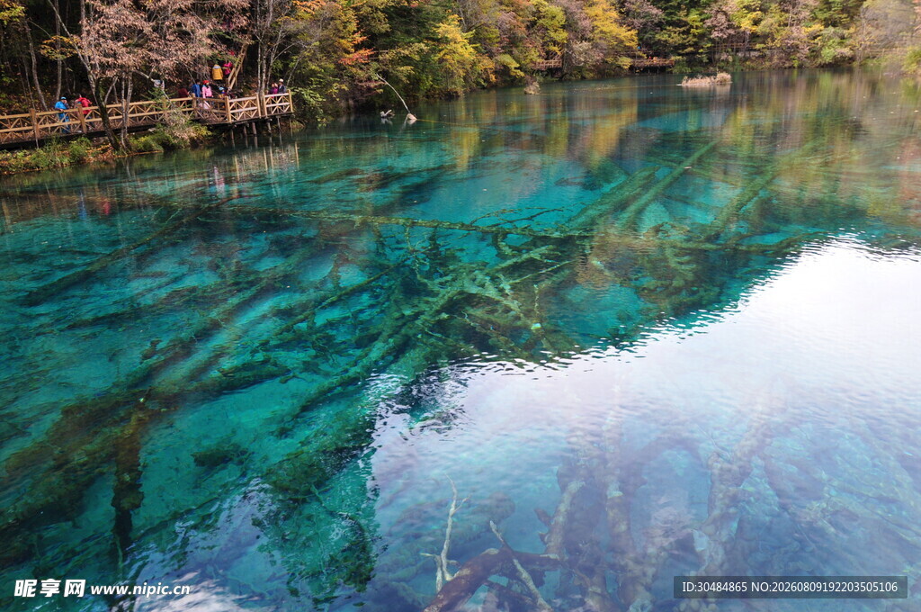 梦幻蓝绿澄澈湖水美景