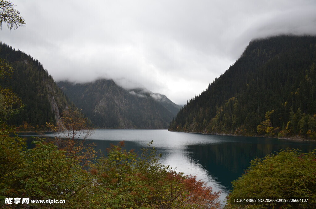 云雾缭绕的山间湖泊美景