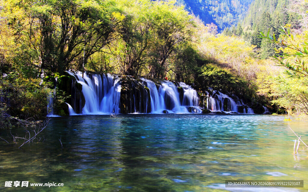 山间秀丽瀑布与碧绿湖水