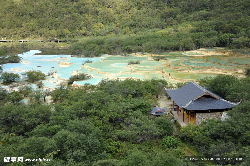 山林中的多彩湖泊与小屋