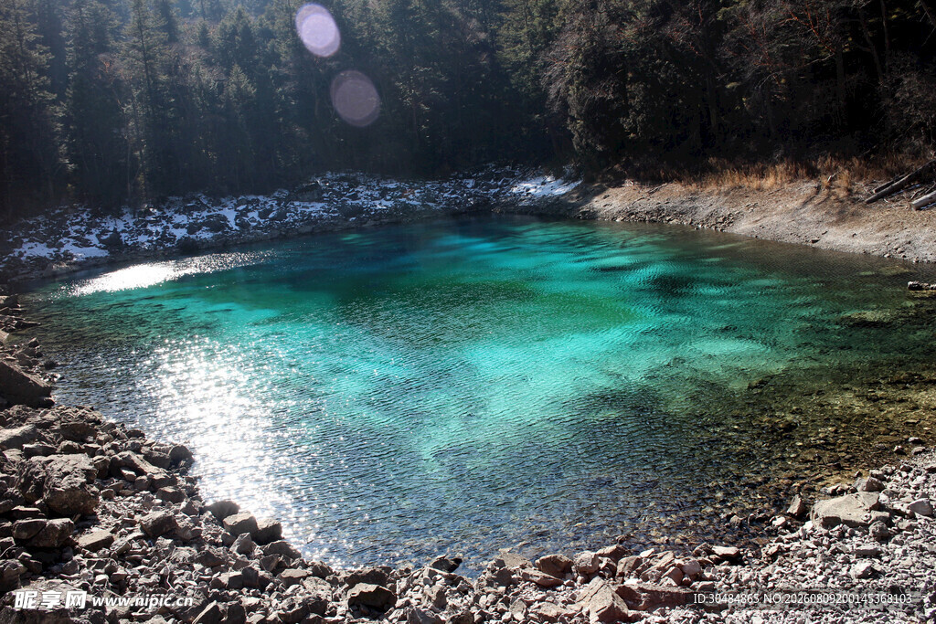 清澈幽蓝山间湖泊美景