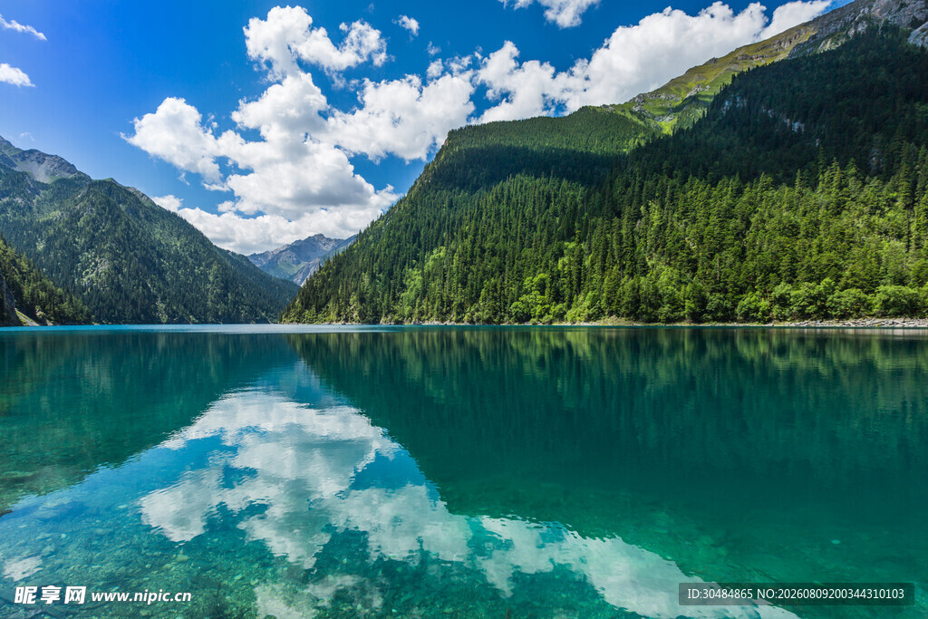 高山碧湖的纯净自然美景