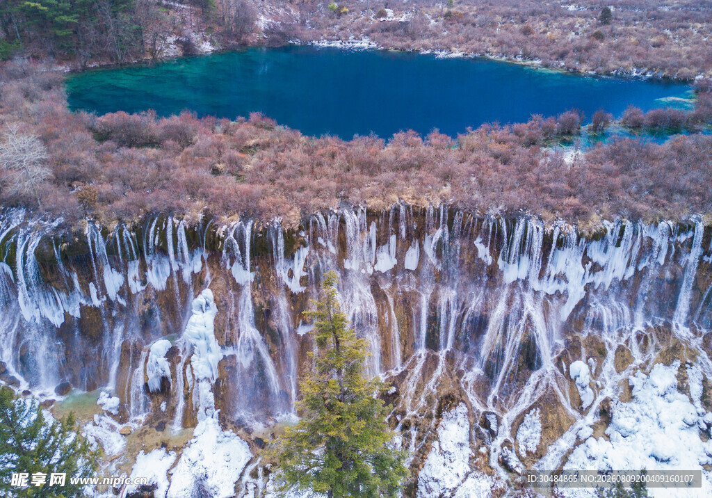 冬日冰雪覆盖的壮丽瀑布景观