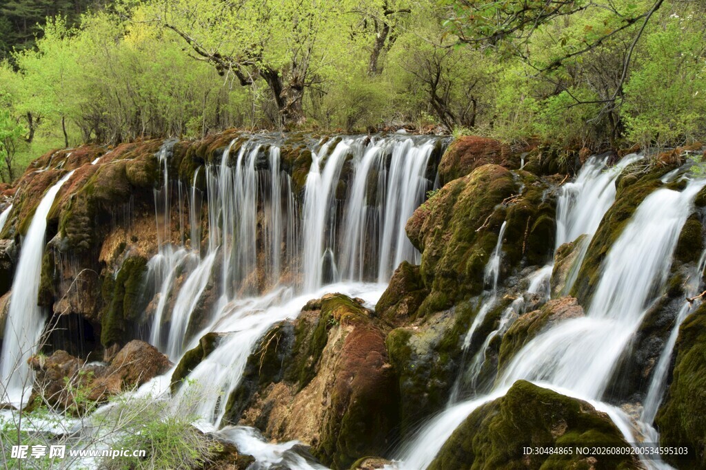 山间瀑布美景