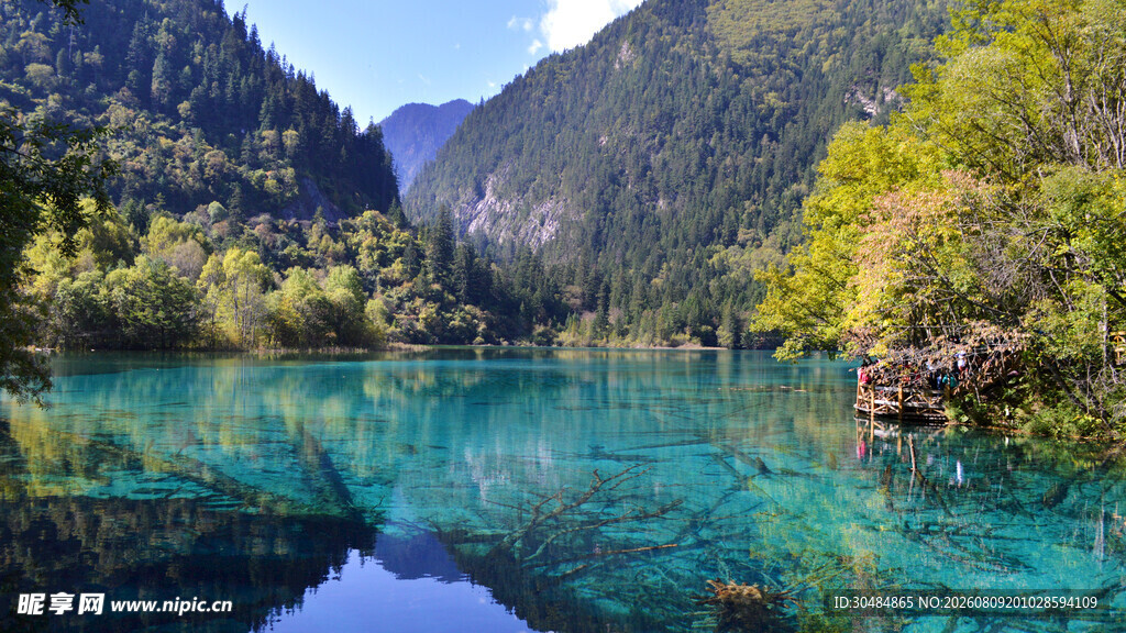 梦幻蓝绿湖山间仙境