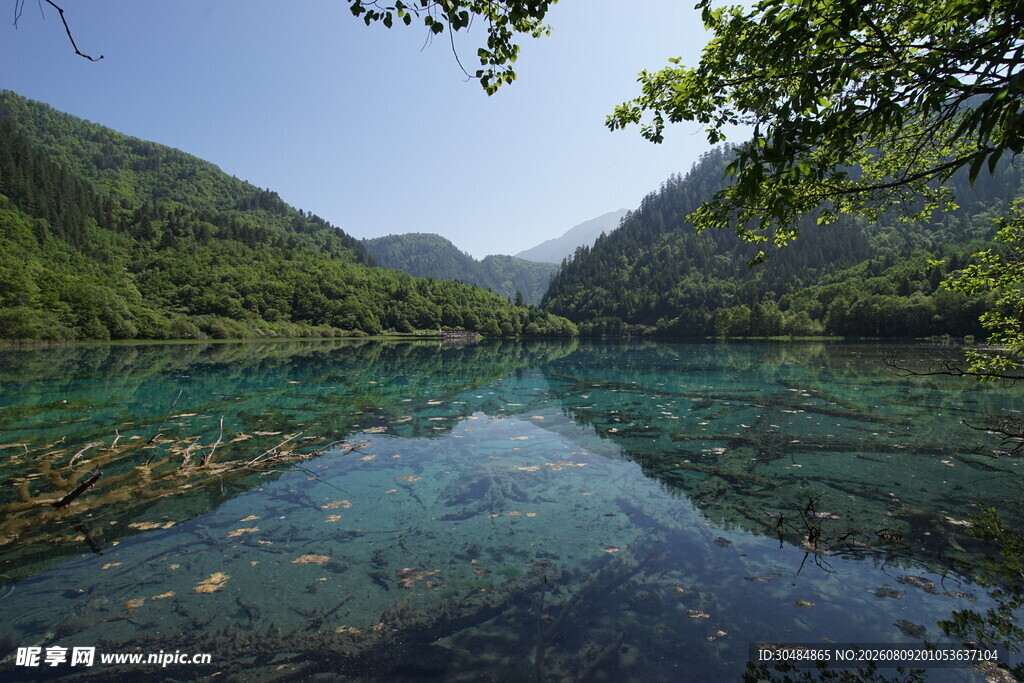 九寨沟山间湖泊美景
