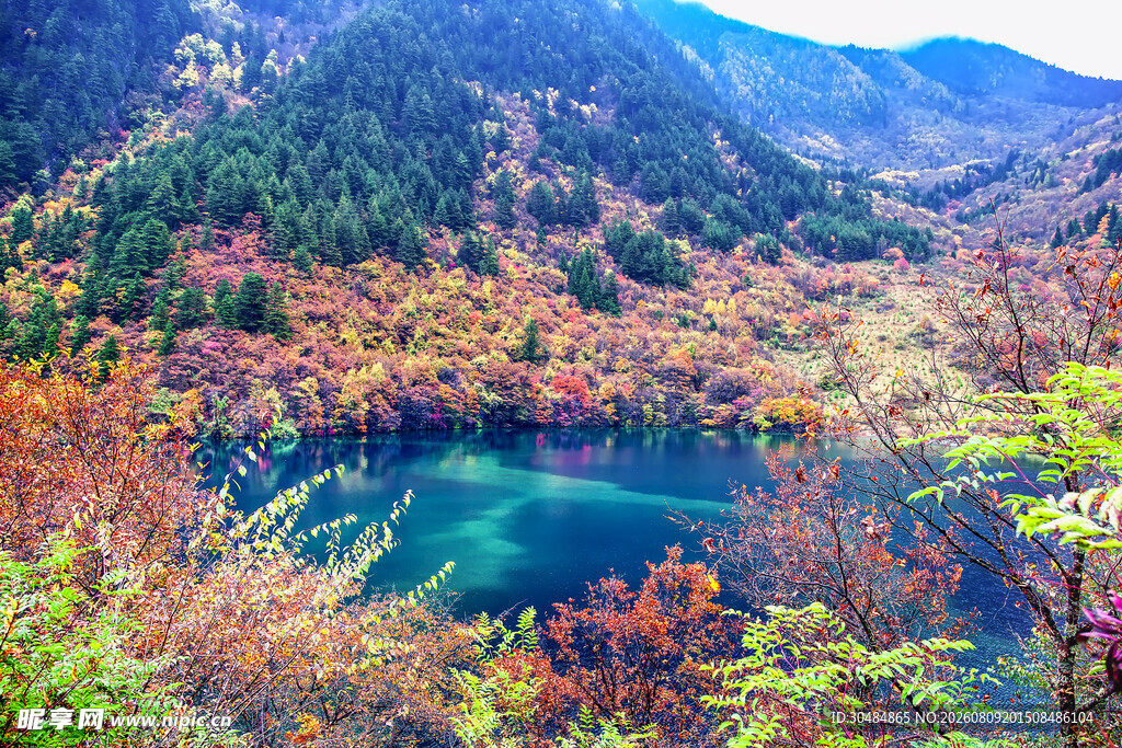 秋日山间的幽蓝湖泊