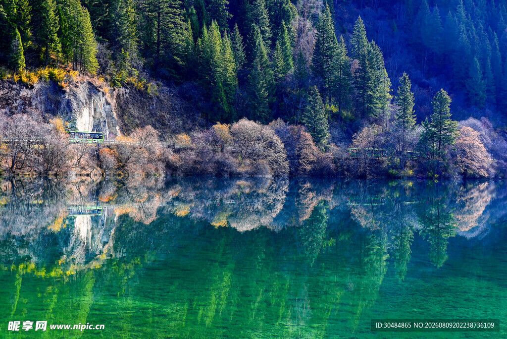 静谧山水湖景森林倒影
