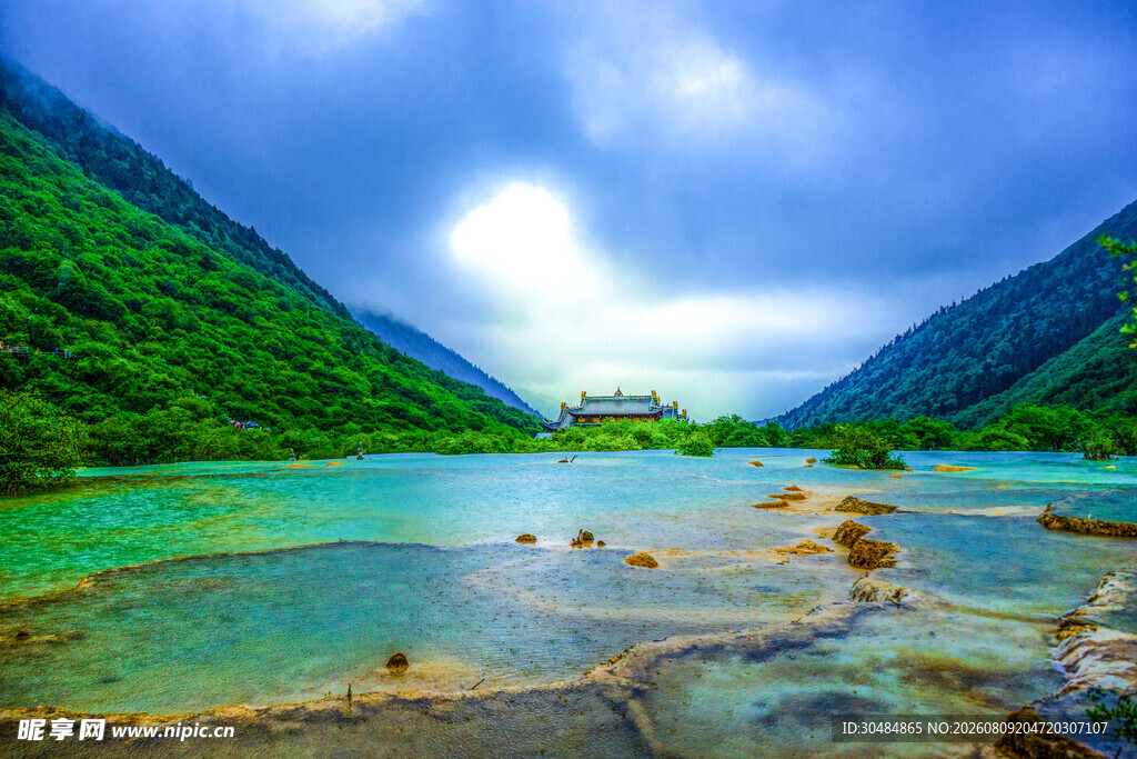 梦幻山谷中的碧绿湖水