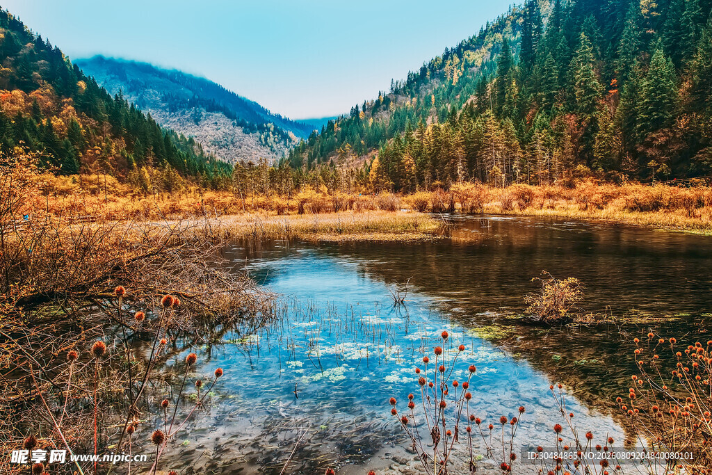 山间静谧小湖秋景