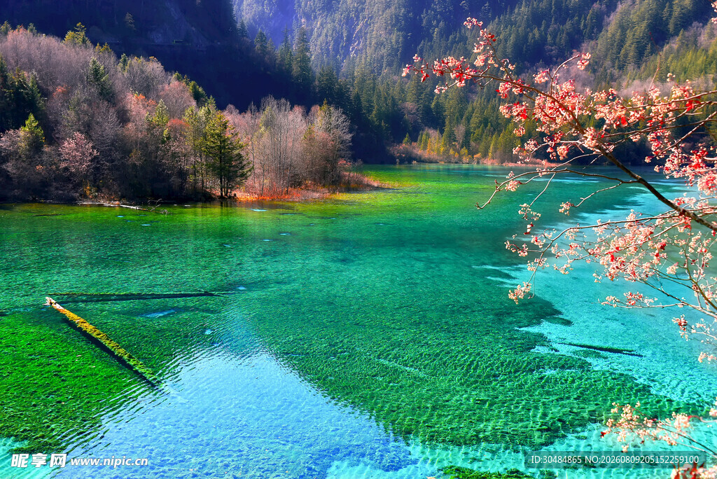 梦幻山水间的澄澈湖景