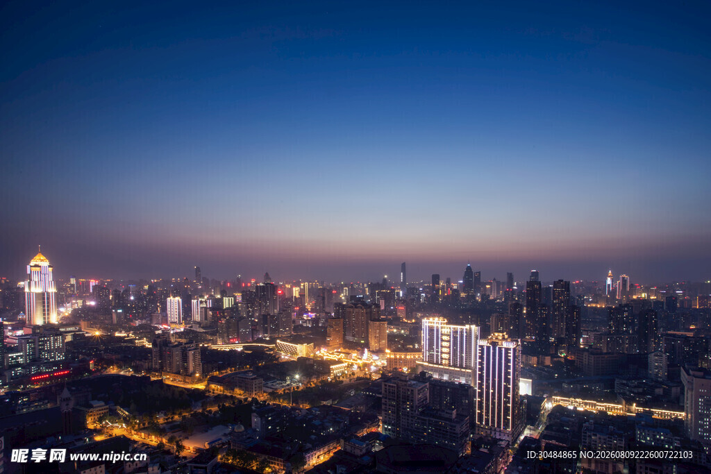 城市璀璨夜景俯瞰图
