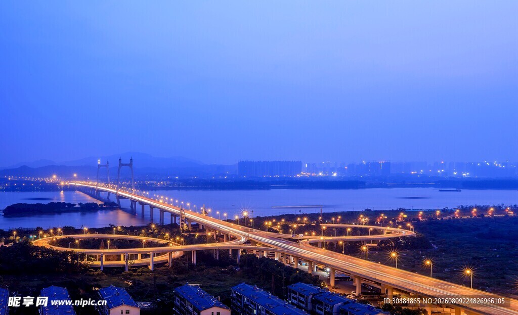 夜幕下的跨海大桥美景