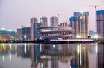城市河畔夜景璀璨建筑
