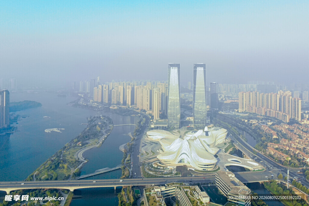 城市天际线与桥梁景观