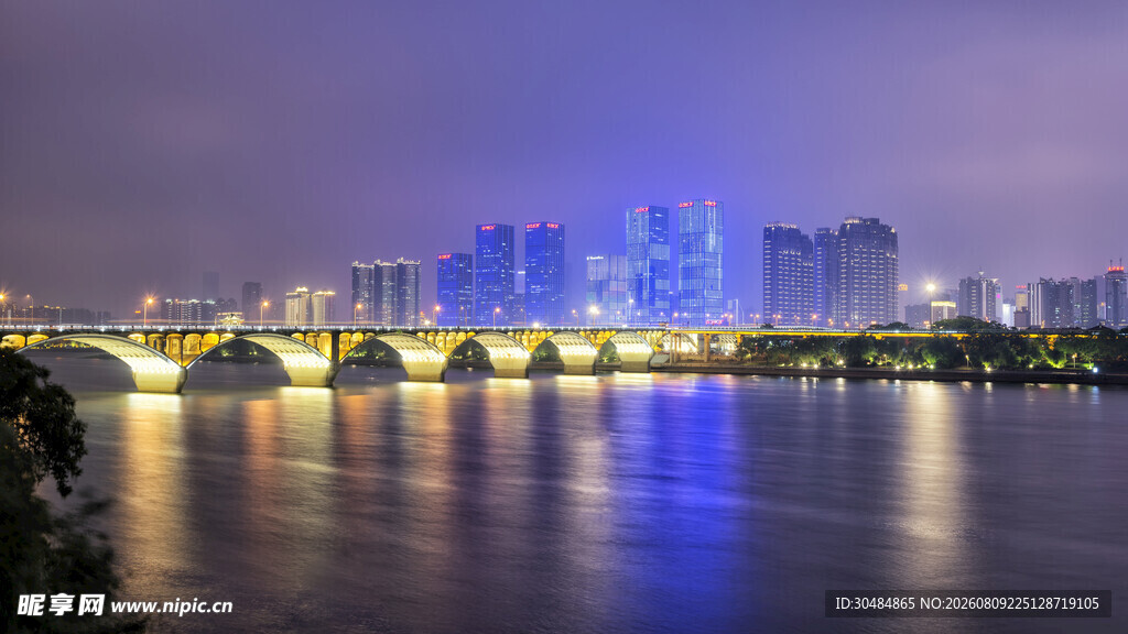 城市河畔夜景璀璨风光