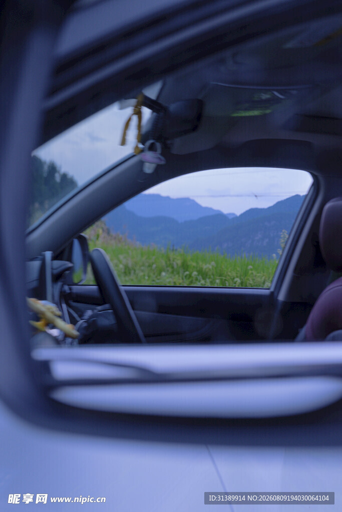 车窗外的田野与远山景色