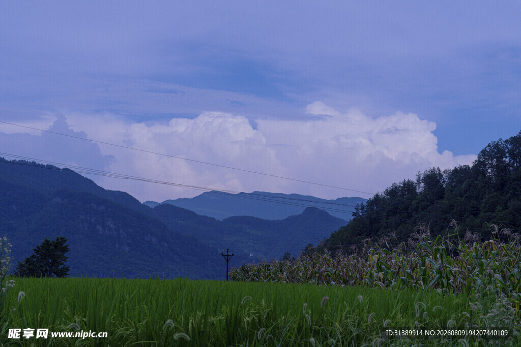 山间绿野 云绕山峦之景