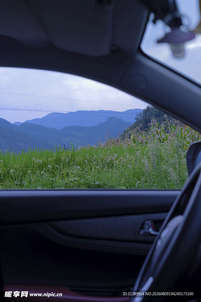 车内视角望窗外青山绿野