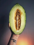 手捧切开的鲜嫩甜瓜