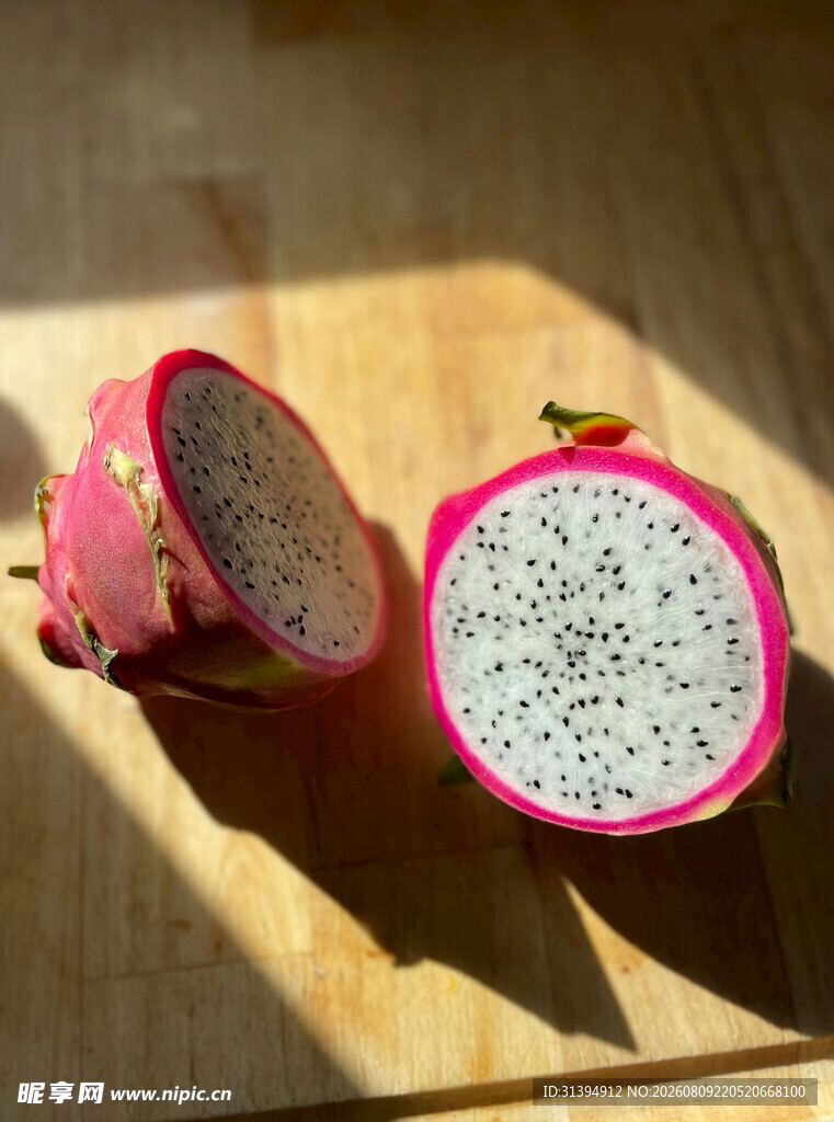 切开的红心火龙果特写