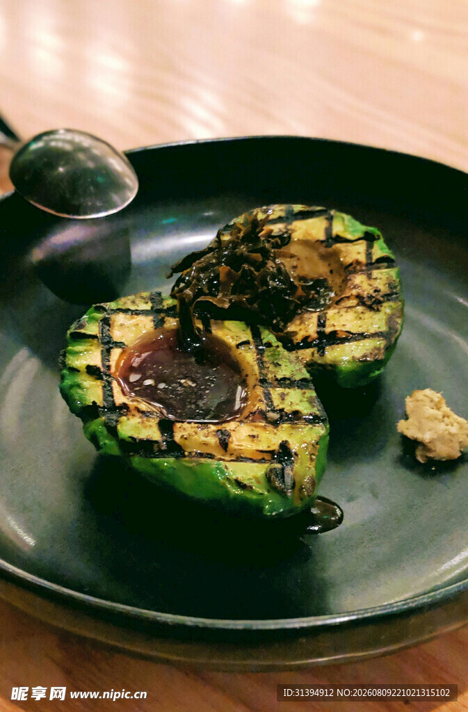 烤牛油果摆盘美食