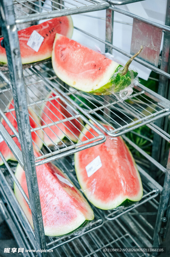 金属架上摆放的新鲜西瓜