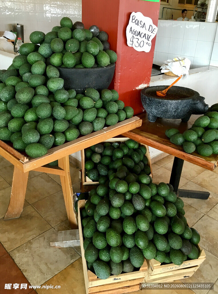 新鲜牛油果堆放在木架上