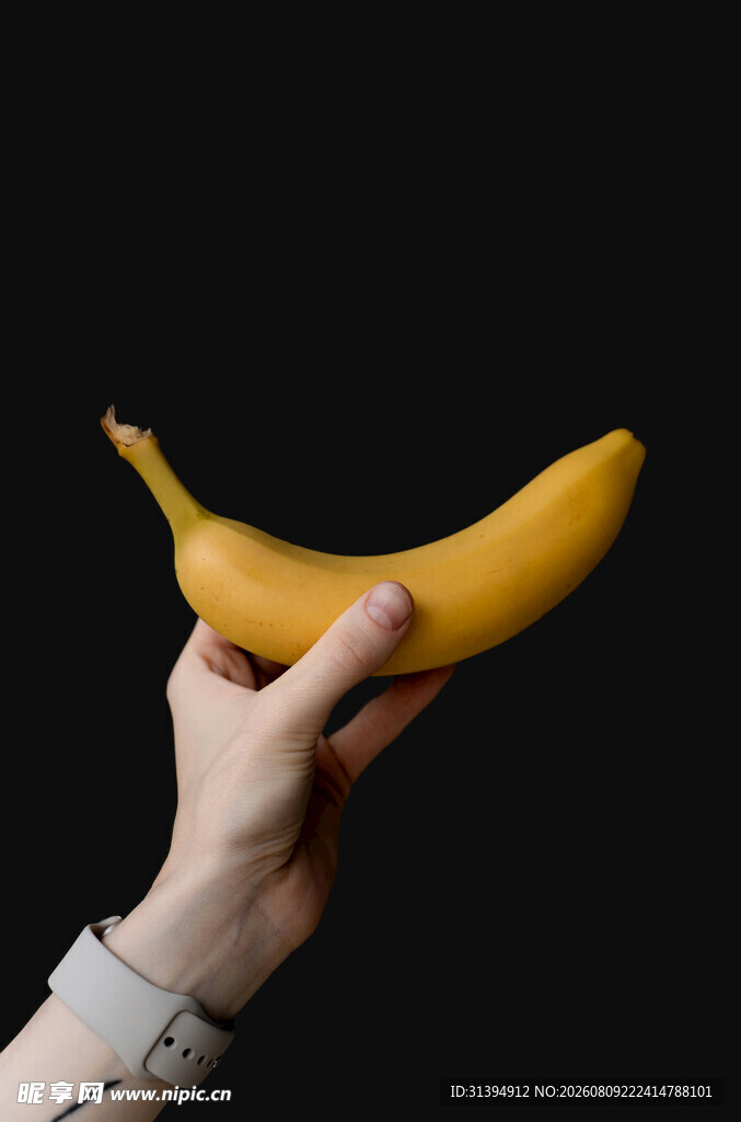 手握着一根黄色香蕉