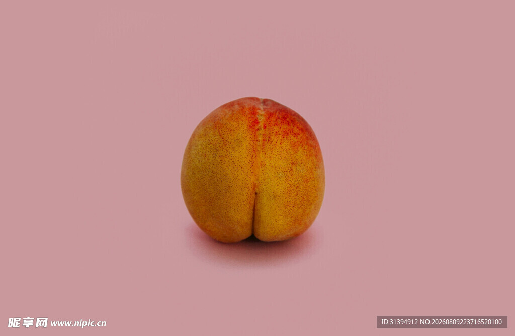 单个鲜桃粉色背景展示