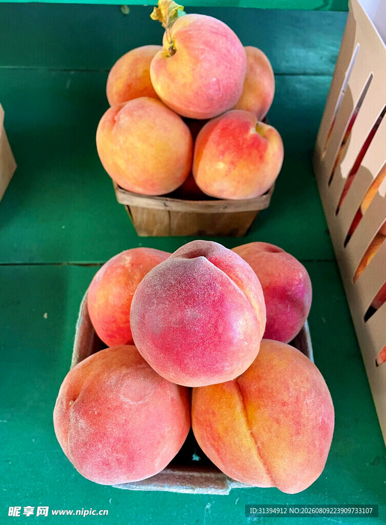 新鲜水蜜桃色泽诱人