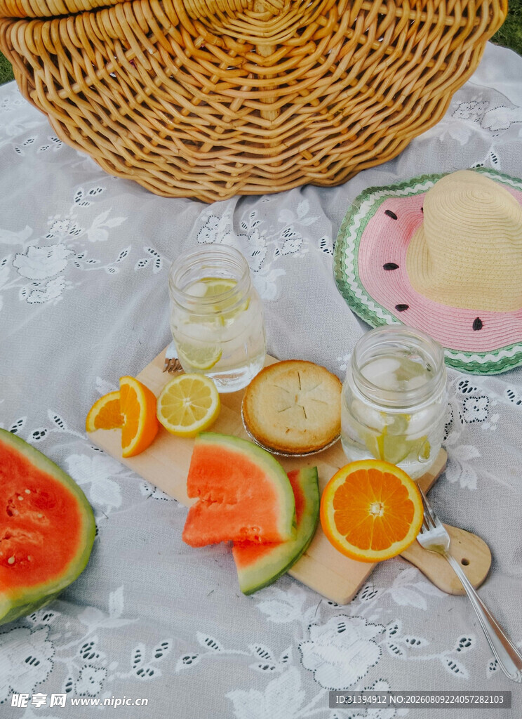 夏日水果野餐场景