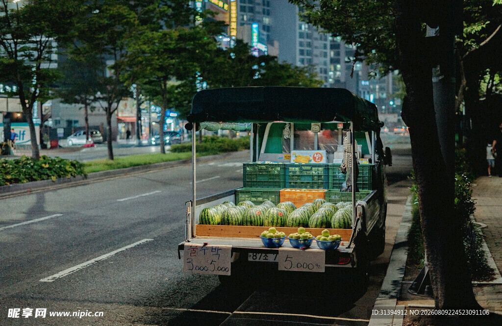 街头售卖水果的移动小推车