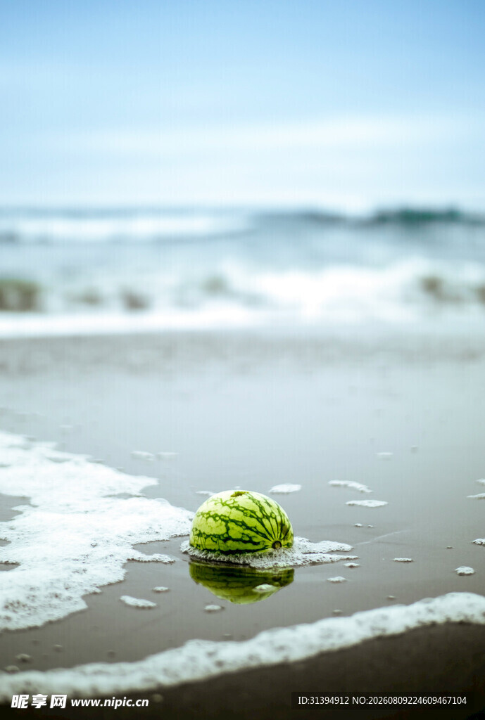 海滩上的绿色小球
