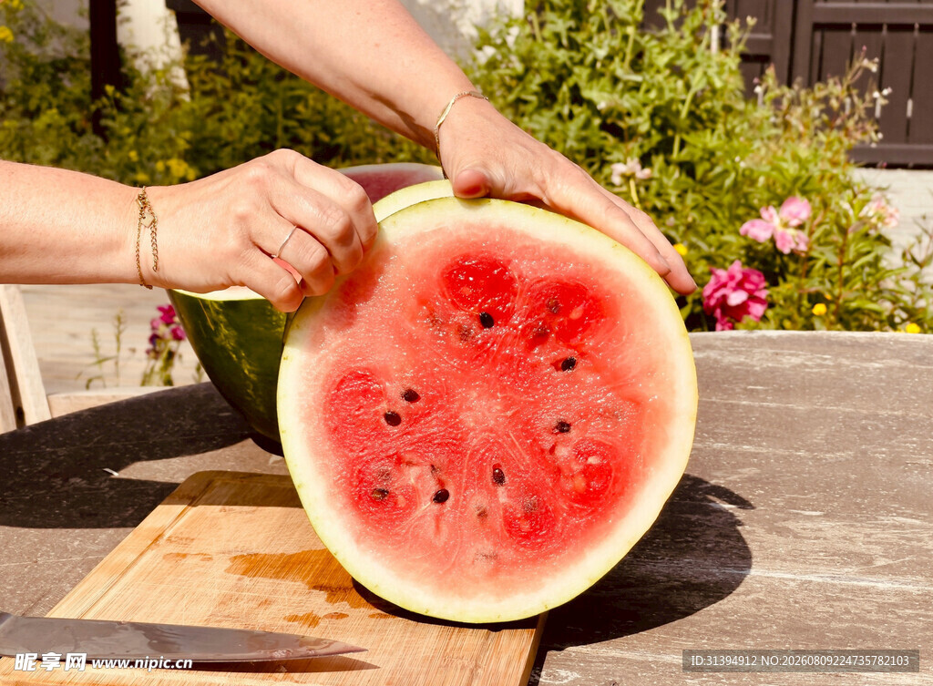 手捧切开的新鲜大西瓜