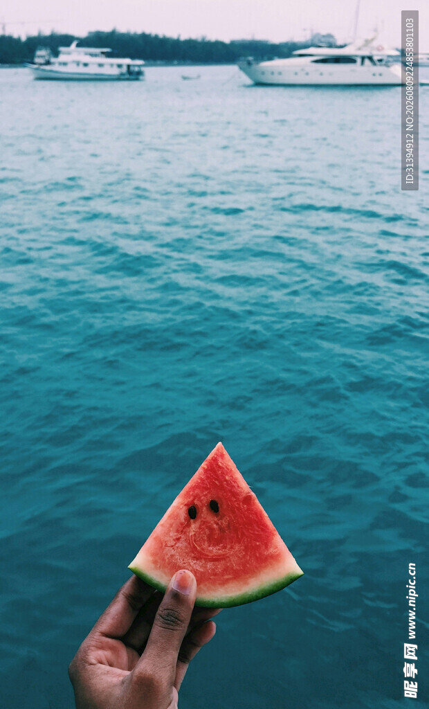 海边手持西瓜的惬意瞬间