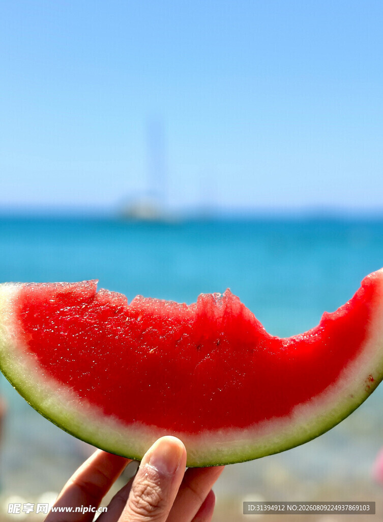 海边手持咬过的西瓜
