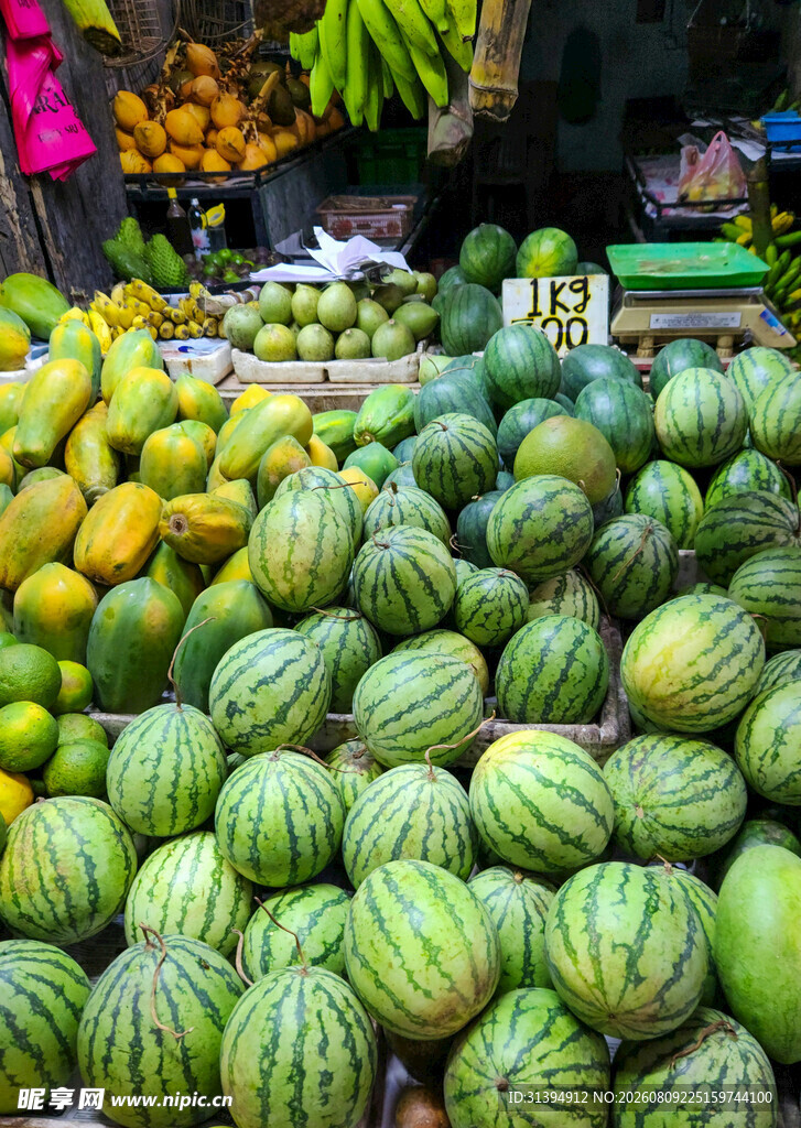 缤纷水果摊多样鲜果齐聚