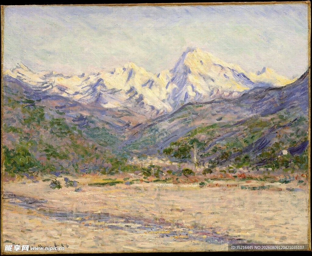 雪山下的开阔山野风景