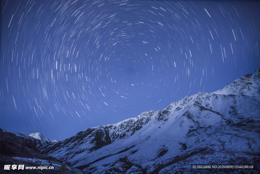 雪山星空下的星轨美景