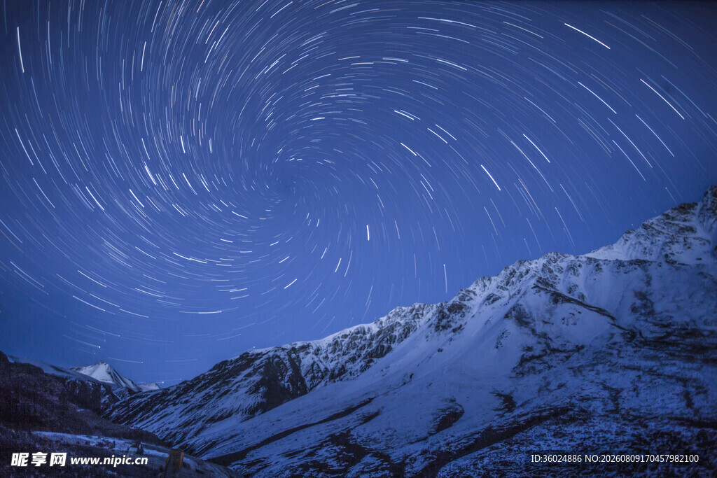 雪山夜空下的星轨美景