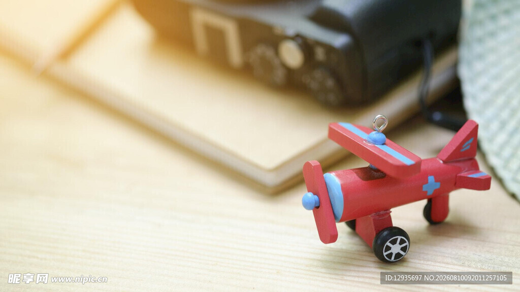 红色小飞机模型