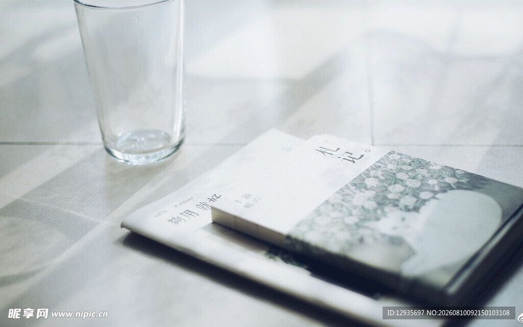 简约桌面文具与水杯场景