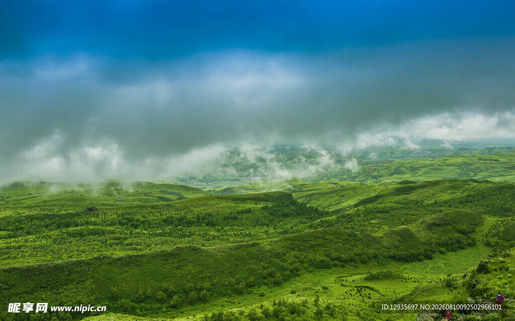 翠绿山峦云雾缭绕美景